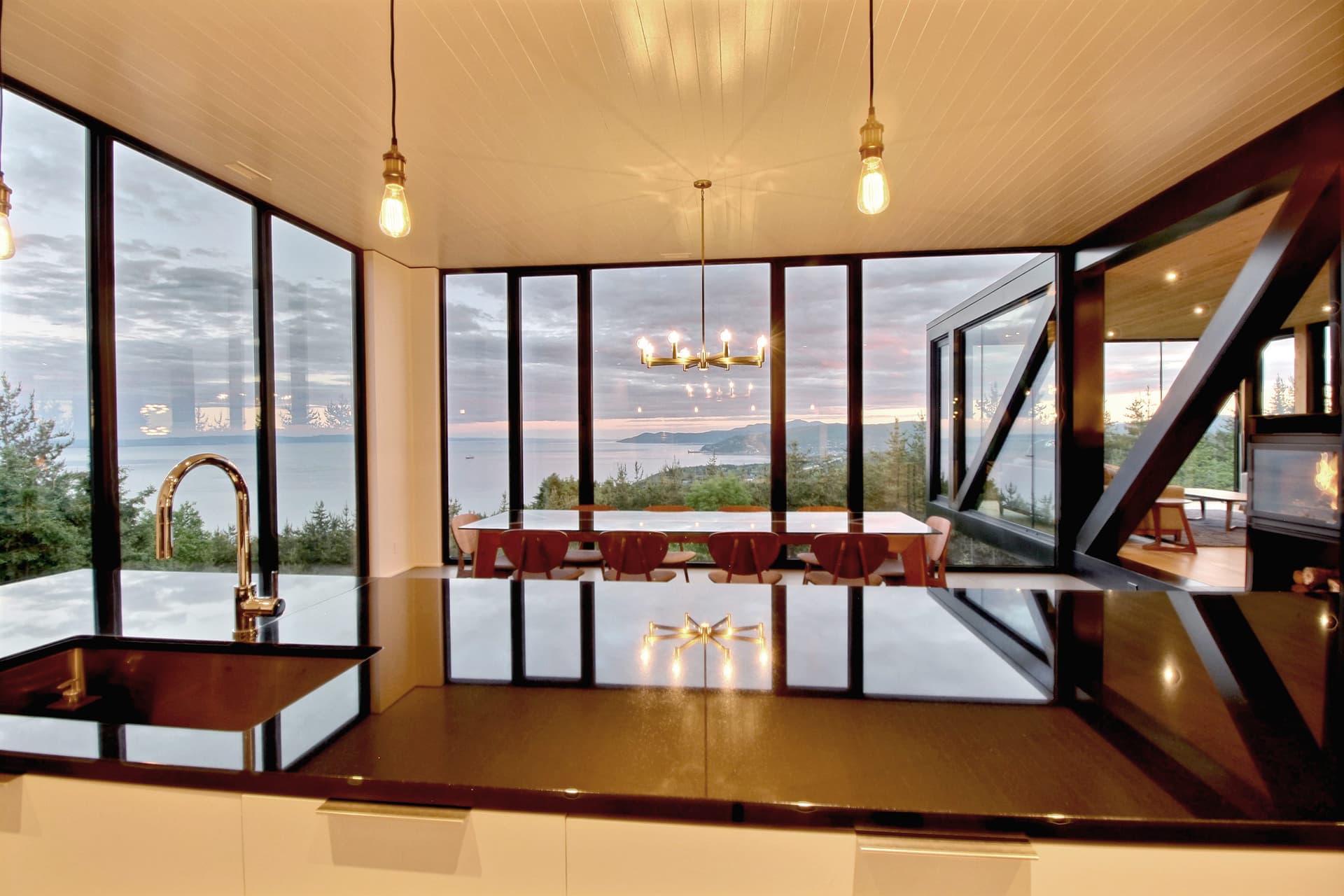 Panoramic living spaces overlooking the St. Lawrence estuary, La Blanche, Cap-à-l'Aigle