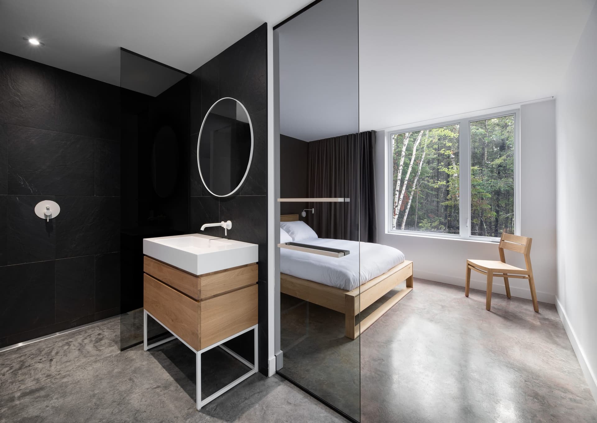 Queen bedroom with en-suite bathroom at Le Littoral, Cap-à-l'Aigle