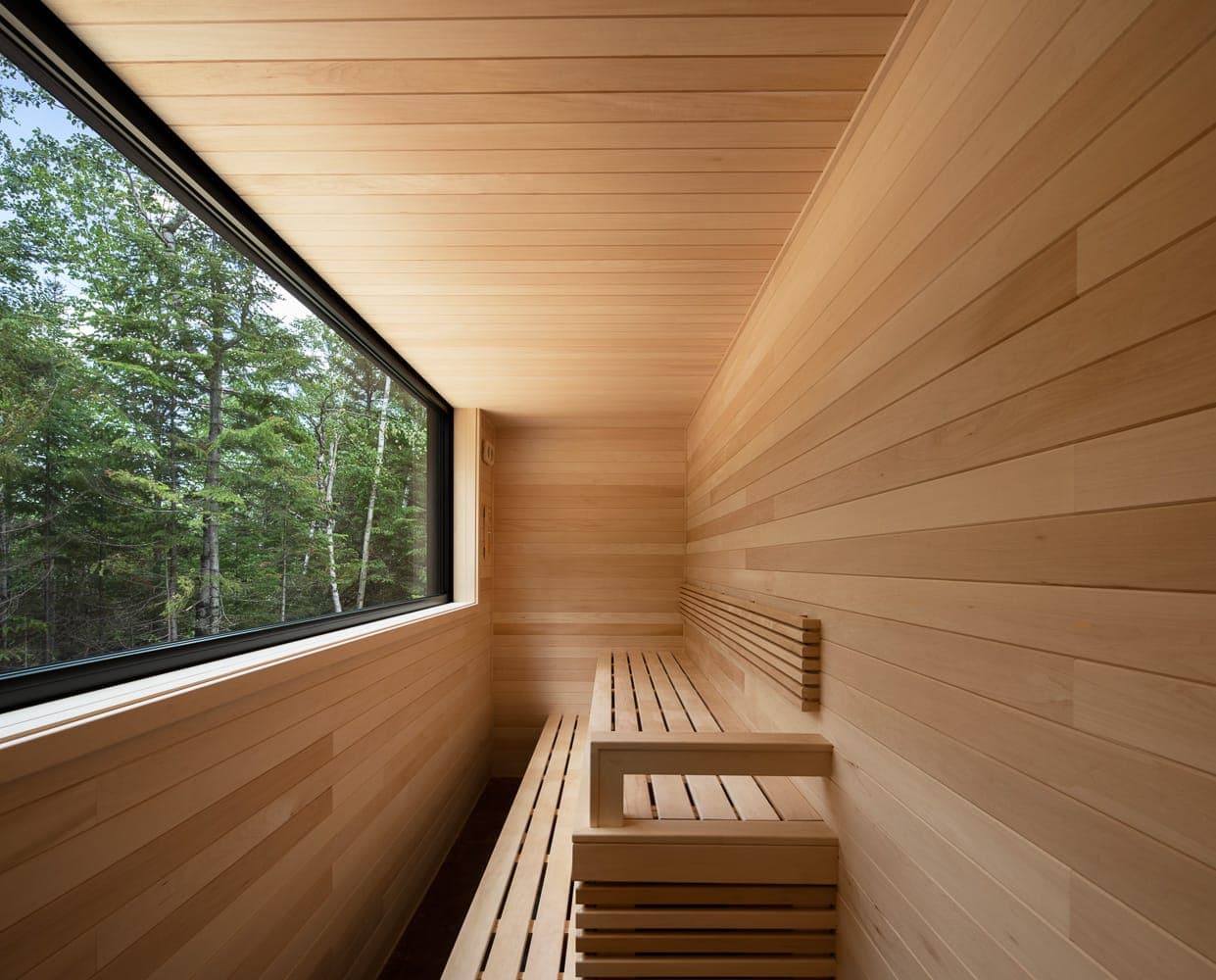 Solid wood sauna in a Cap-à-l'Aigle chalet