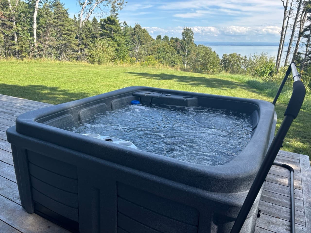 Spa extérieur sur la terrasse avec vue sur le fleuve, Villa Le Ruisseau, Cap-à-l'Aigle