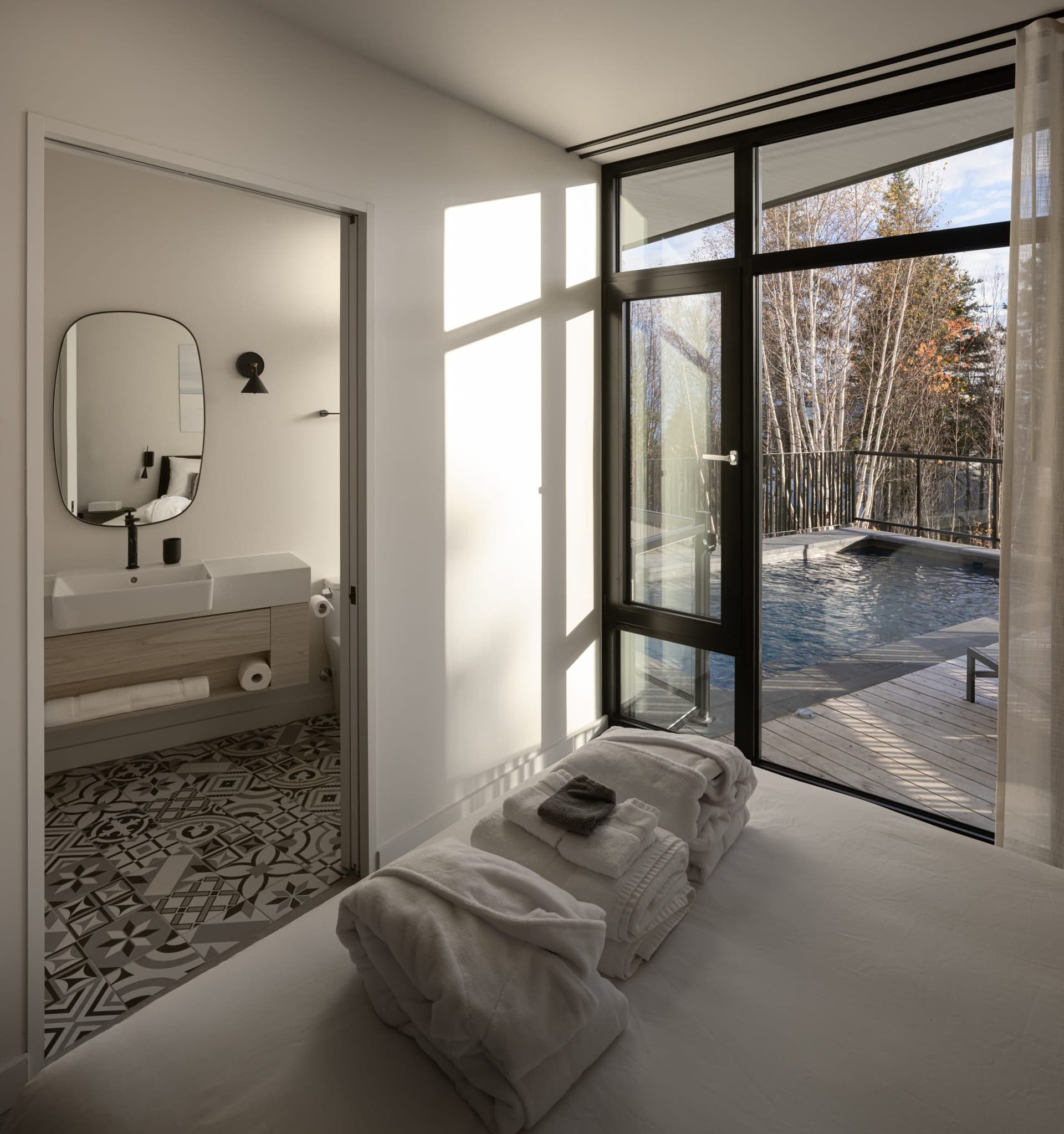 Bedroom with en-suite bathroom and pool access, L'Embâcle, Cap-à-l'Aigle