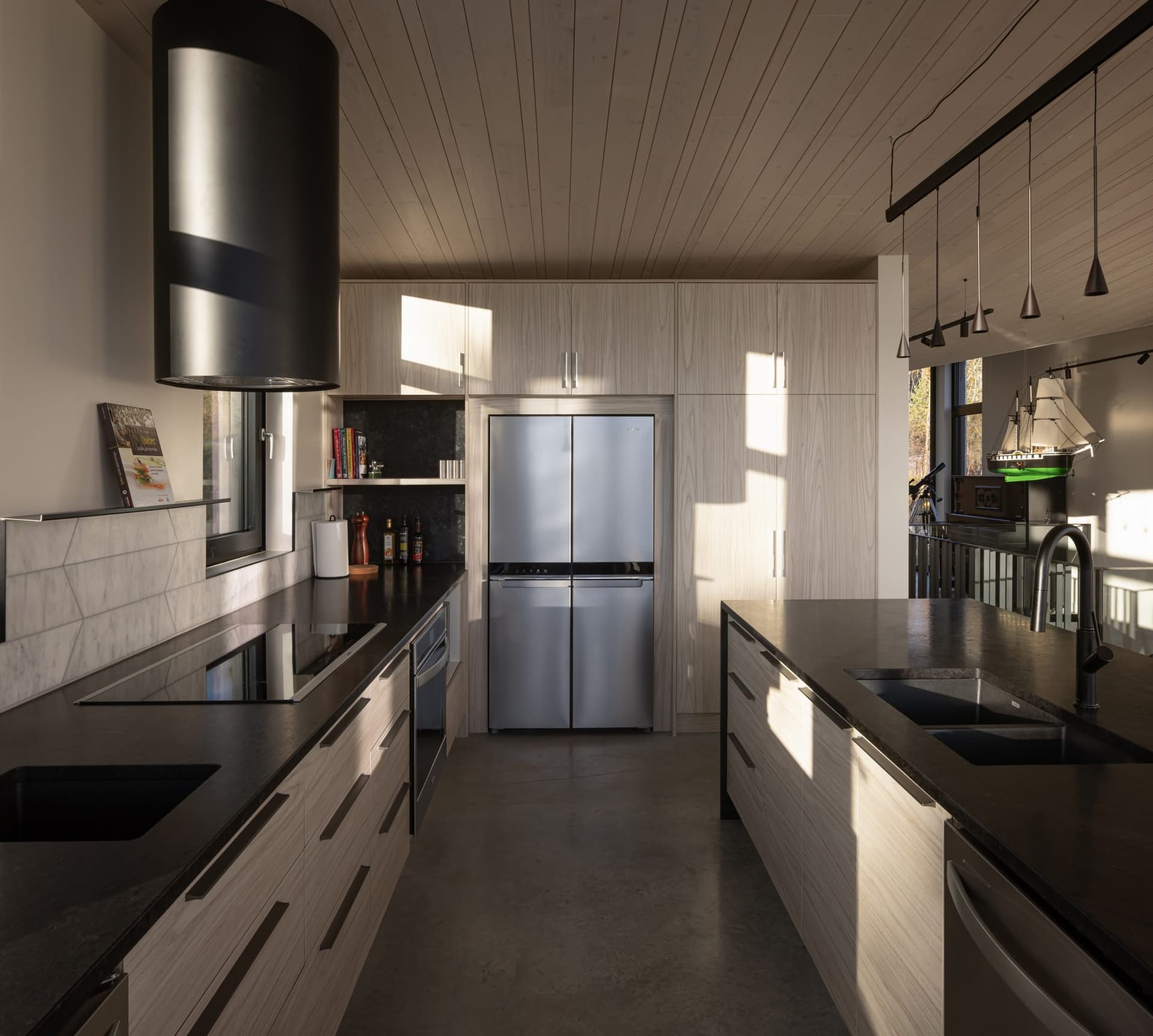 Open kitchen at L'Embâcle for 12, Cap-à-l'Aigle