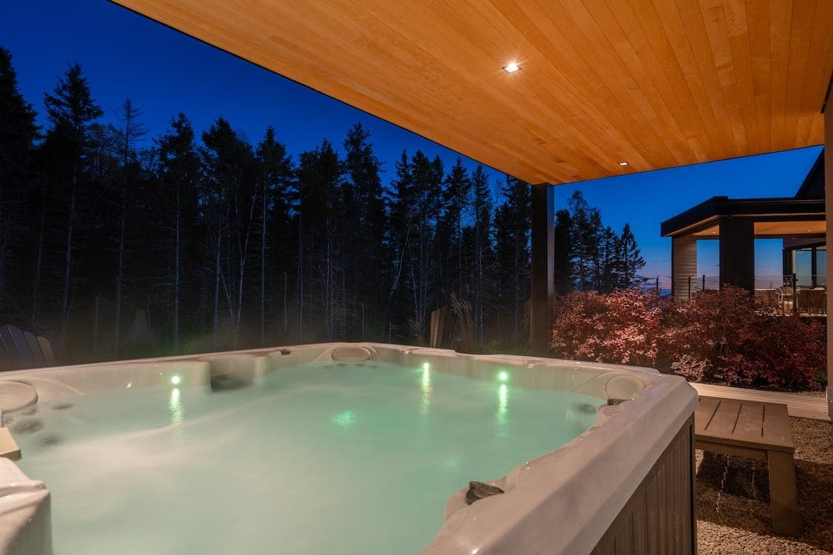 Spa extérieur privé de nuit, bien-être au chalet, Cap-à-l'Aigle, Charlevoix
