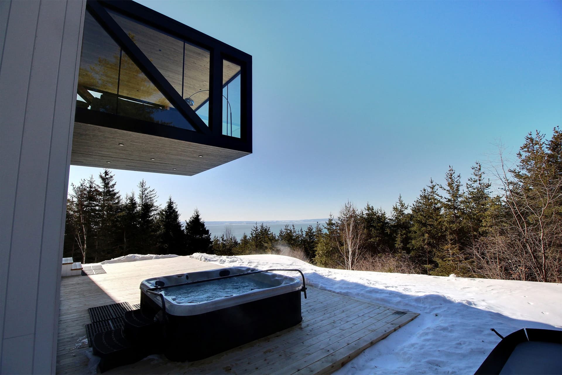 Spa extérieur privé sur la terrasse face au fleuve, La Blanche, Cap-à-l'Aigle