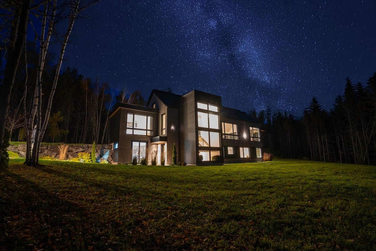 Les Thermes chalet and its grassy grounds under a starry sky, Cap-à-l'Aigle