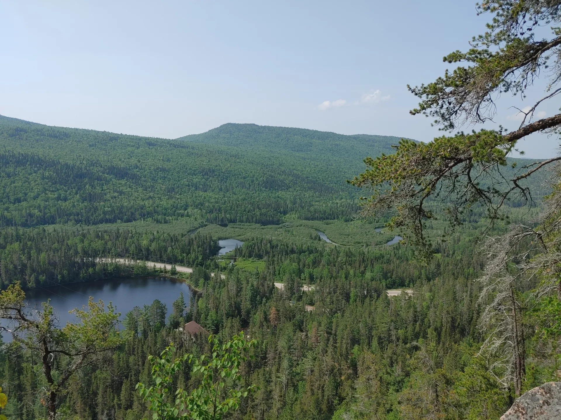 Hikers on the Palissades trail with lake view