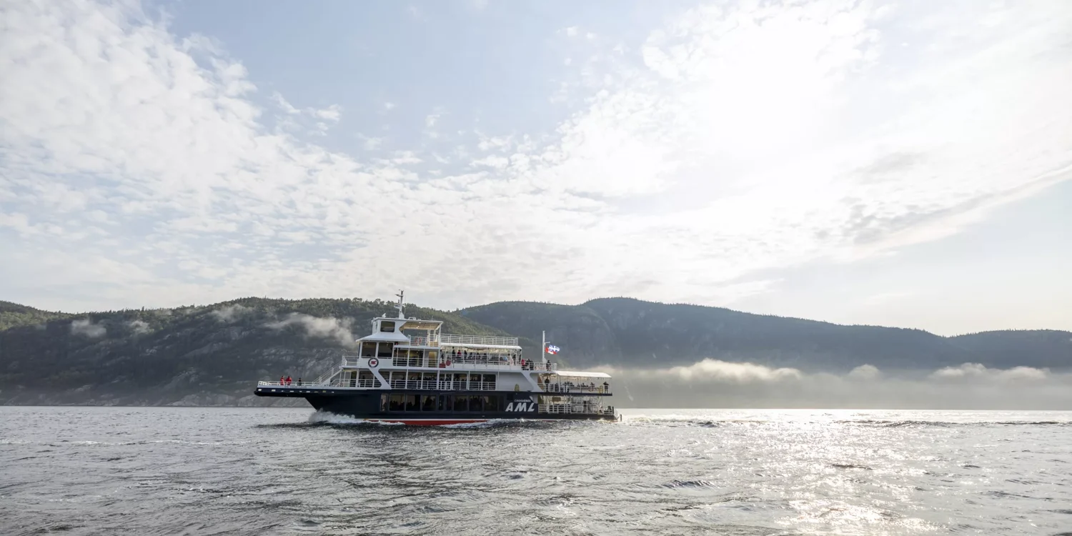 Bateau de croisière sur le fleuve Saint-Laurent au large de Charlevoix