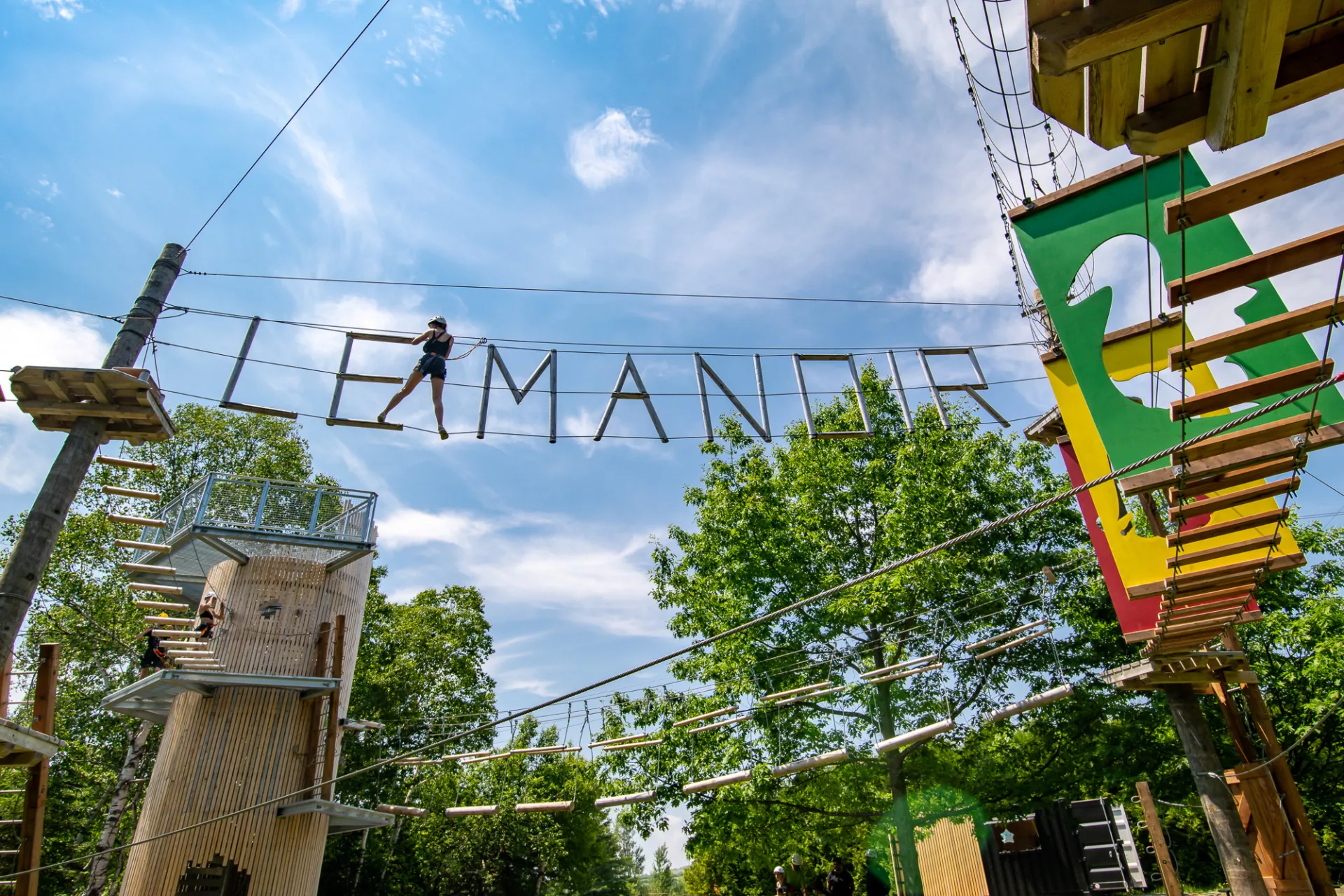 Parcours aérien dans les arbres au Camp Le Manoir