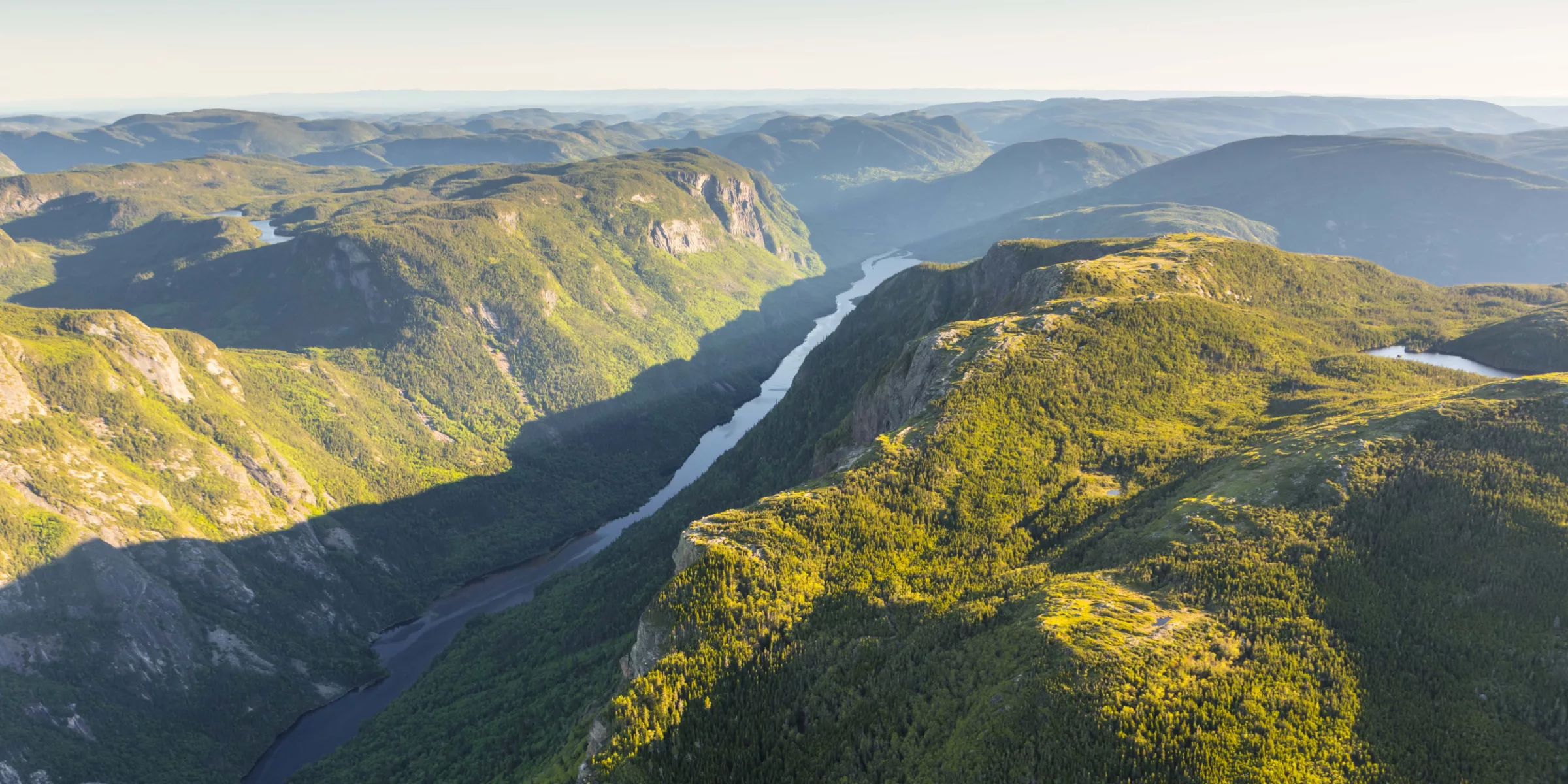 Vue aérienne de la vallée de la rivière Malbaie au parc des Hautes-Gorges