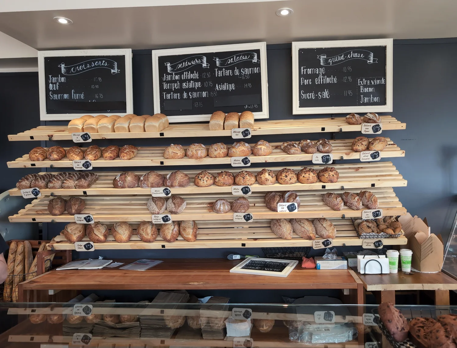 Mur de pains au levain, miches et baguettes