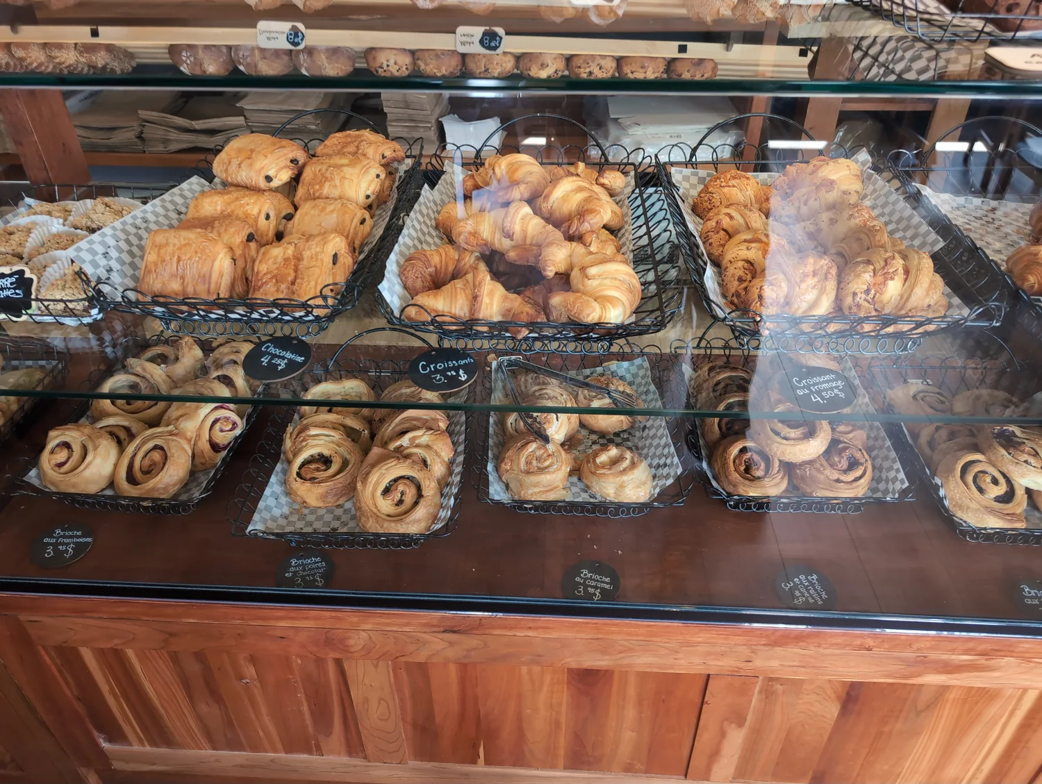 Croissants, chocolatines et brioches en vitrine