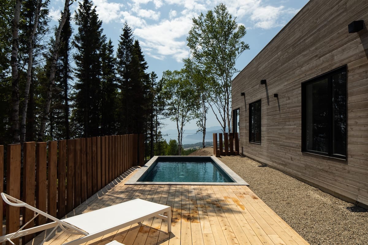 Piscine extérieure chauffée du chalet Le Littoral à Cap-à-l'Aigle, vue sur le fleuve Saint-Laurent