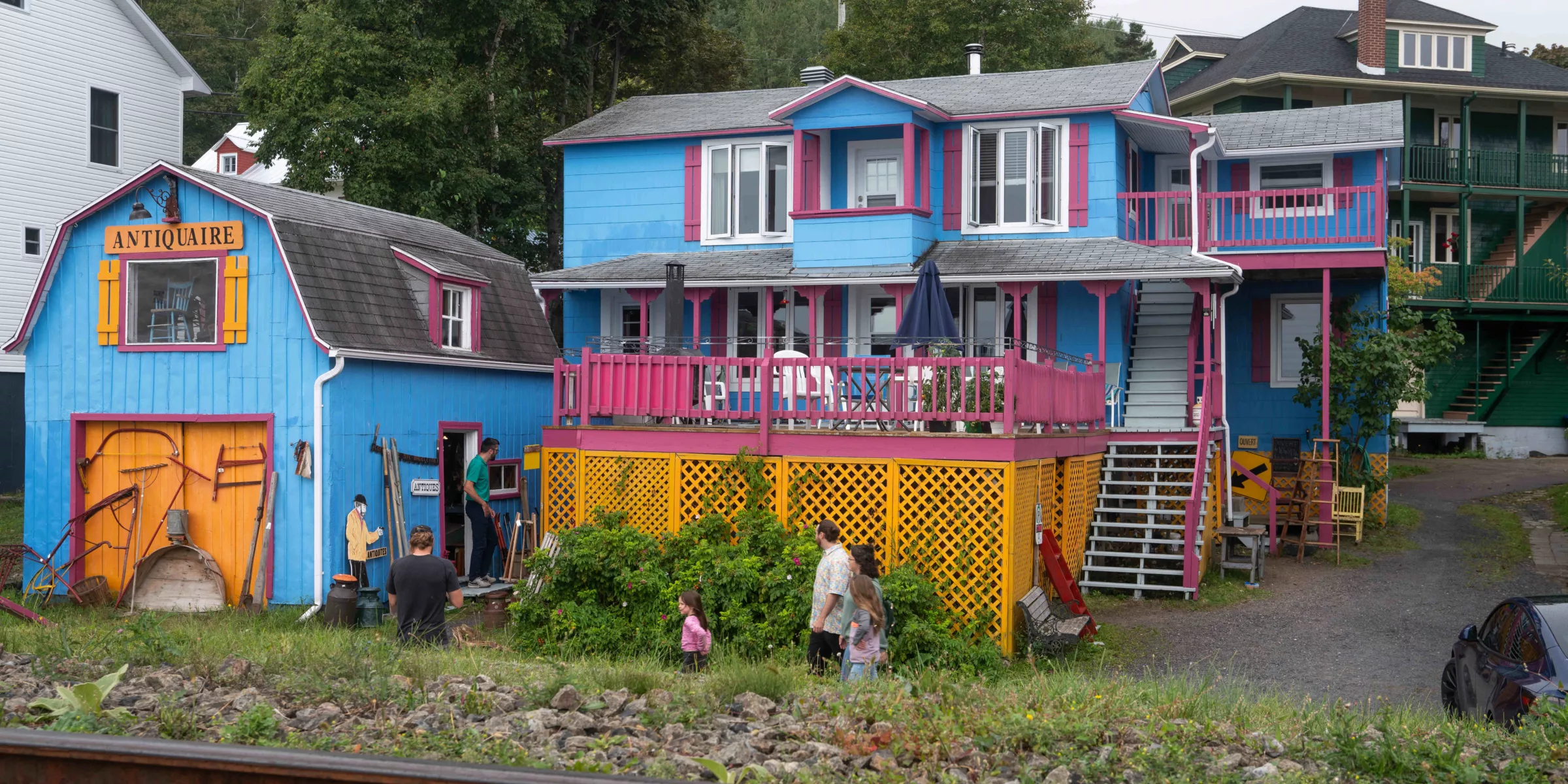 L'Antiquaire de Saint-Irénée et sa grange bleue au bord du fleuve