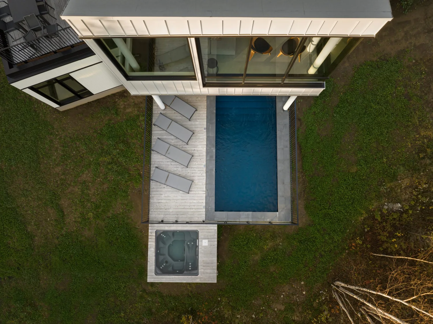 Aerial view of the pool and spa at L'Embâcle chalet
