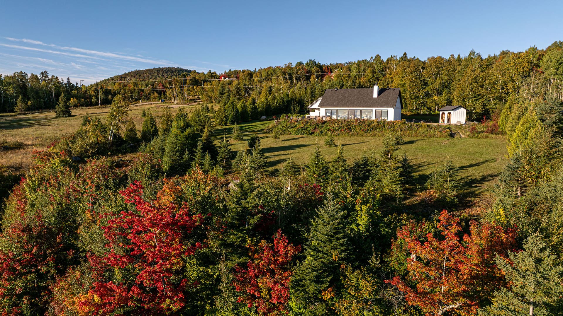 La maison sur sa crête, boisés aux couleurs d'automne, Saint-Irénée, Charlevoix