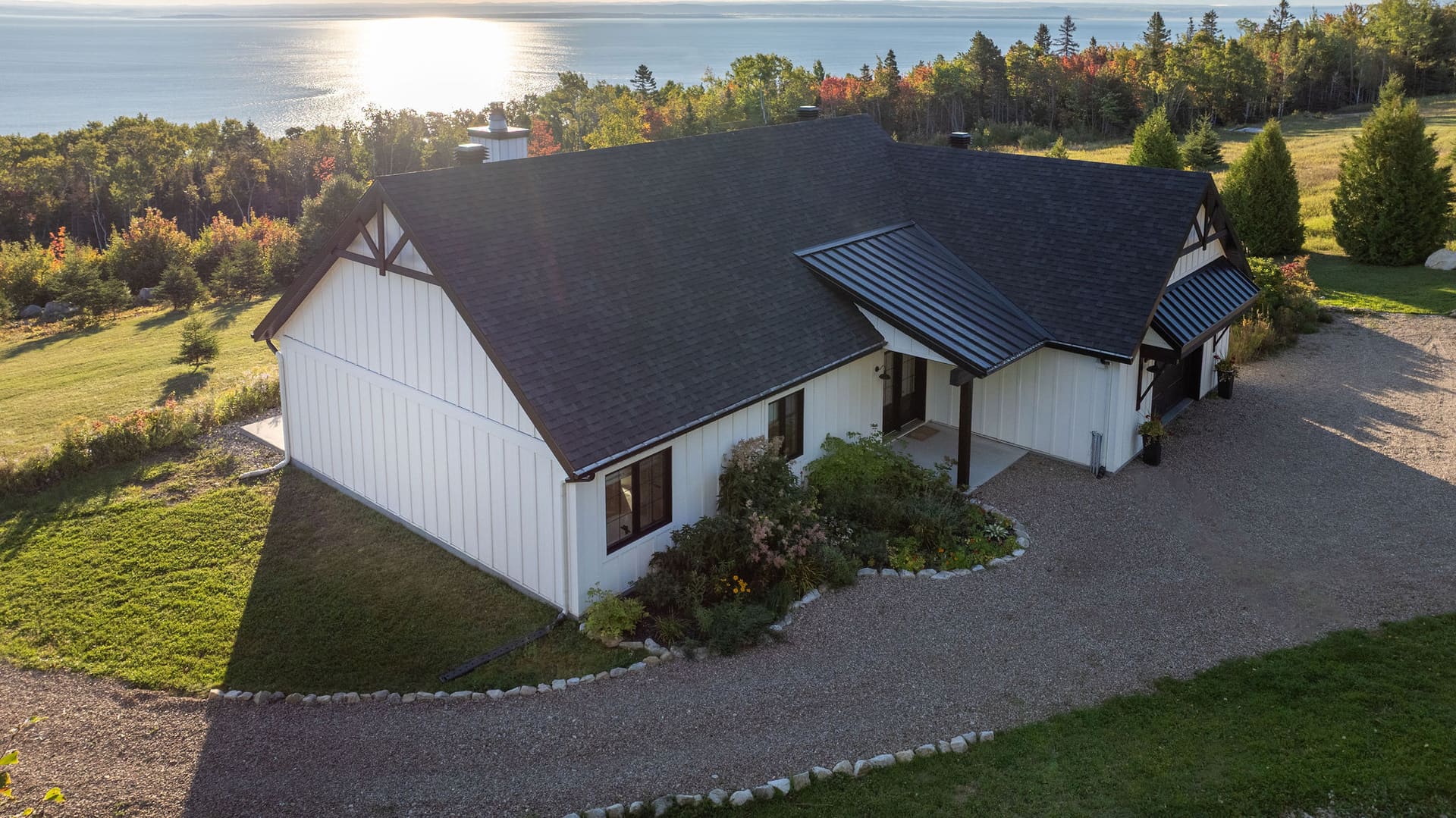 Vue aérienne de la façade et de l'allée de gravier, fleuve à l'horizon, Saint-Irénée, Charlevoix