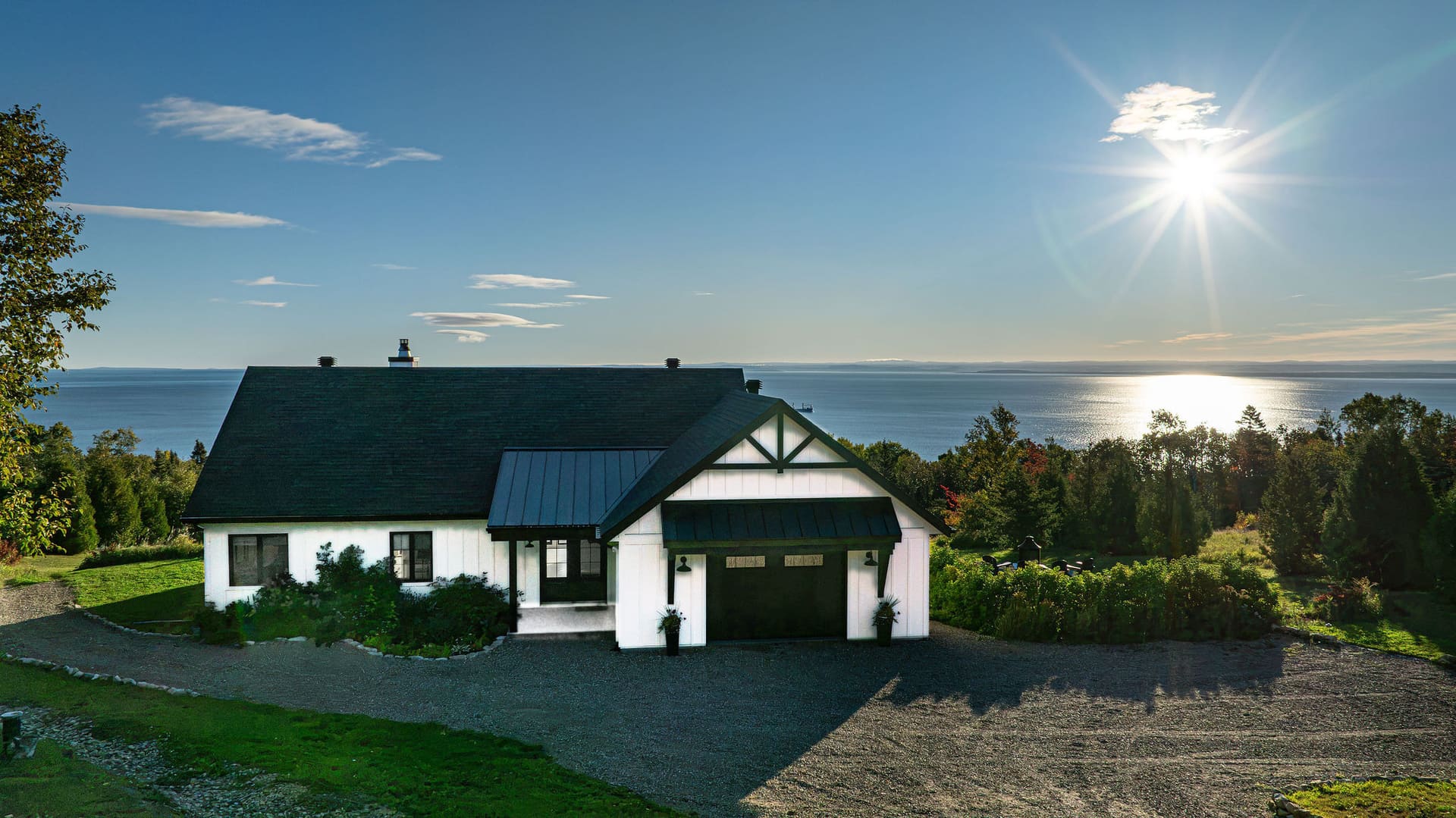 Vue aérienne de la maison et du fleuve Saint-Laurent au soleil couchant, Saint-Irénée, Charlevoix