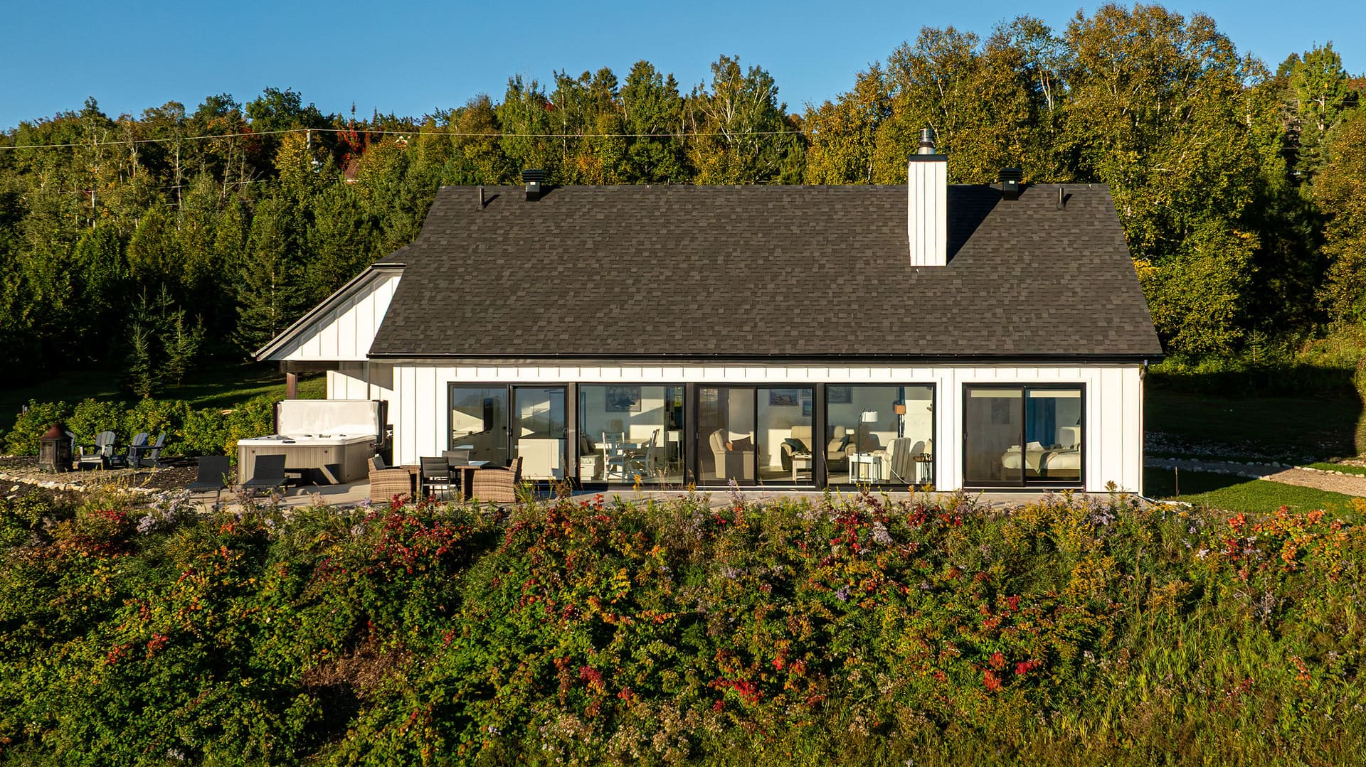Vue aérienne de l'arrière de la maison et de la terrasse avec spa, Saint-Irénée, Charlevoix
