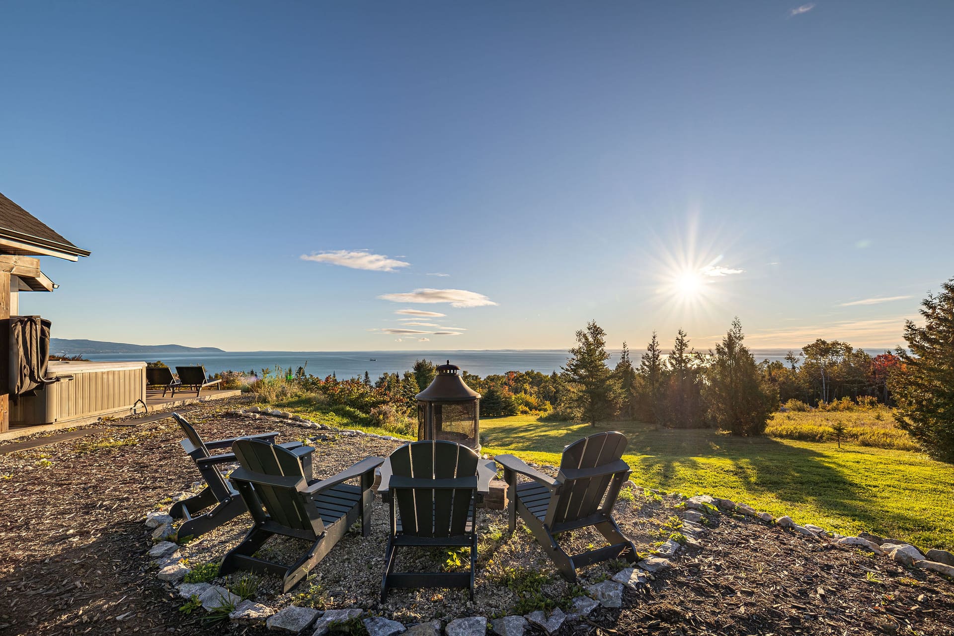 Foyer extérieur et chaises Adirondack face au fleuve, Saint-Irénée, Charlevoix