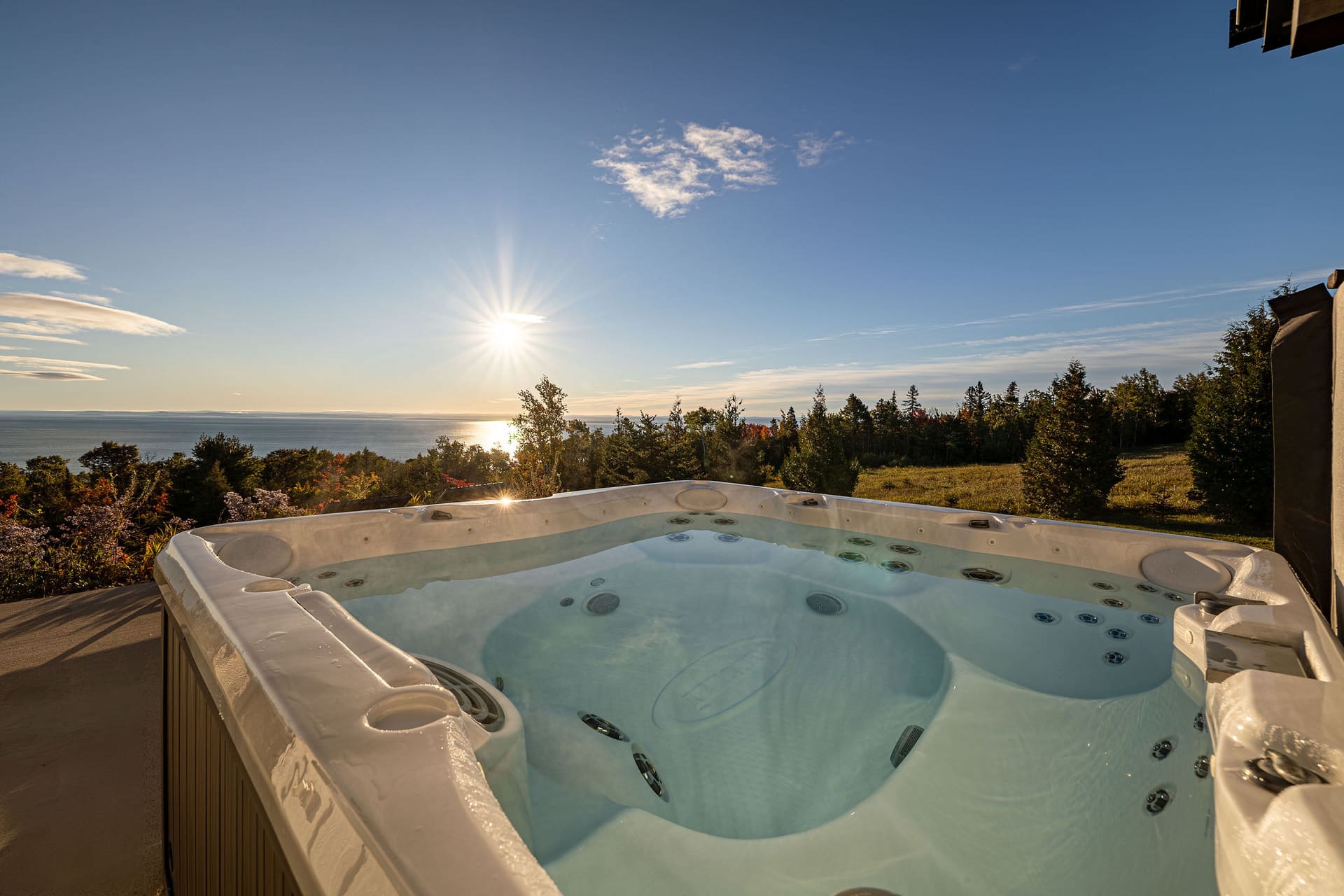 Spa sur la terrasse au coucher du soleil, fleuve Saint-Laurent à l'arrière-plan, Saint-Irénée, Charlevoix