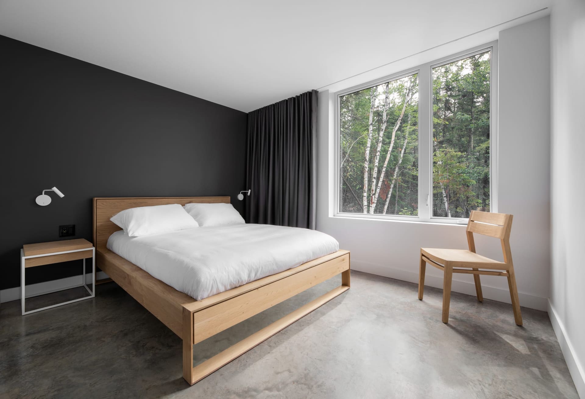 Queen bedroom with en suite bathroom, Le Littoral, Charlevoix