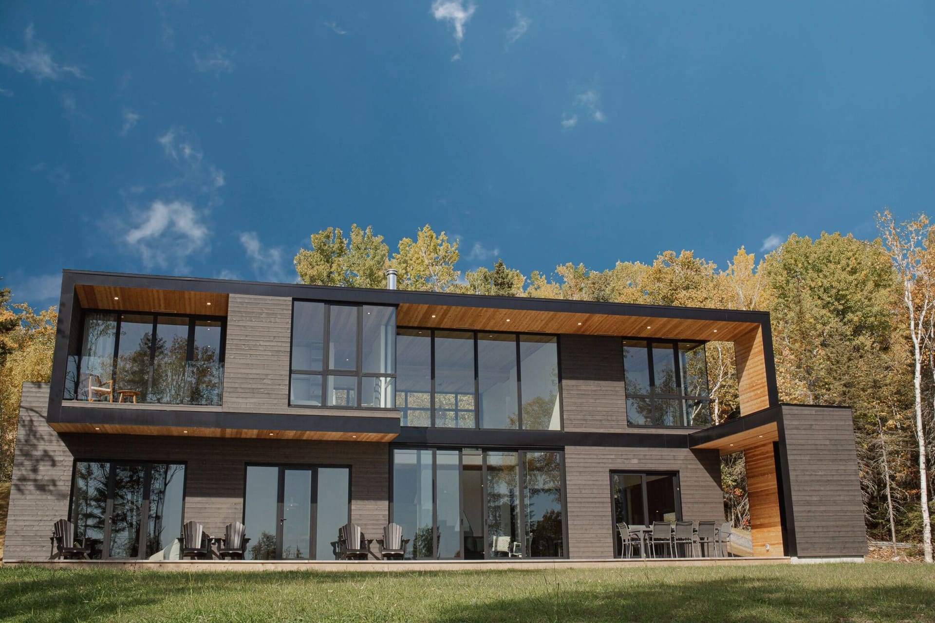 Façade latérale de la villa Le Ruisseau en automne, Charlevoix
