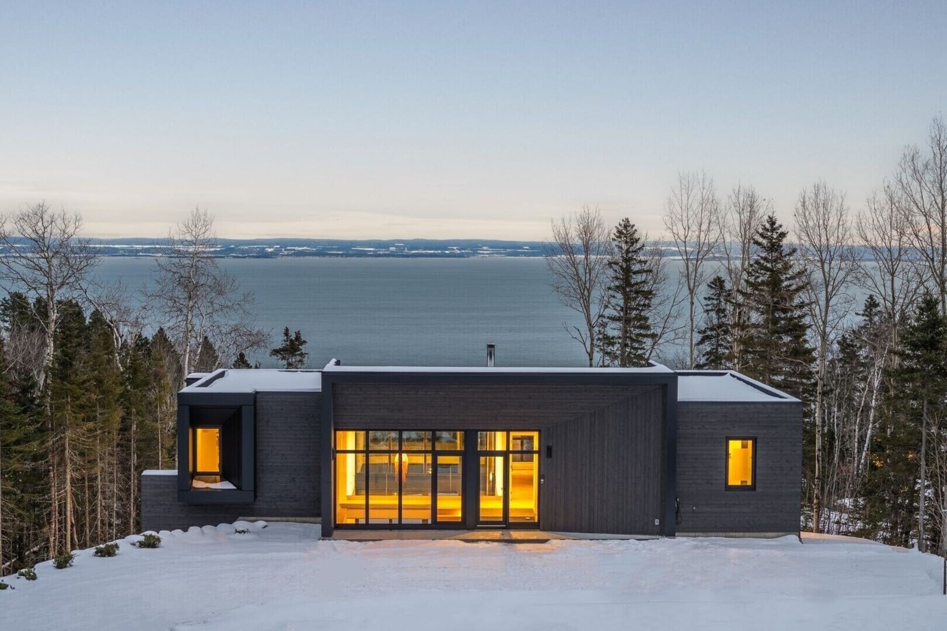 Villa Le Ruisseau en été avec vue sur le fleuve, Charlevoix