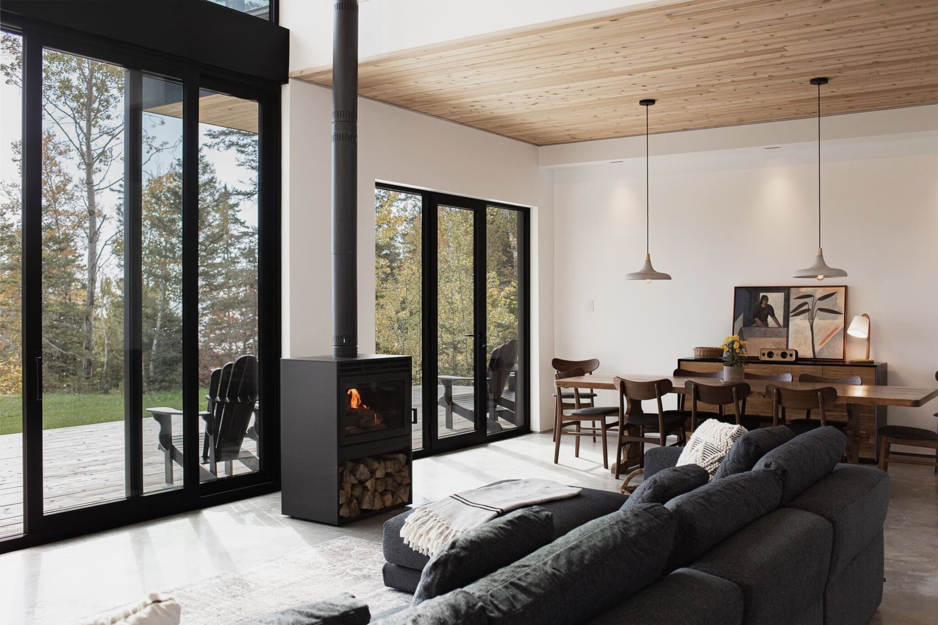 Aire de vie ouverte avec poêle à bois, Villa Le Ruisseau, Charlevoix
