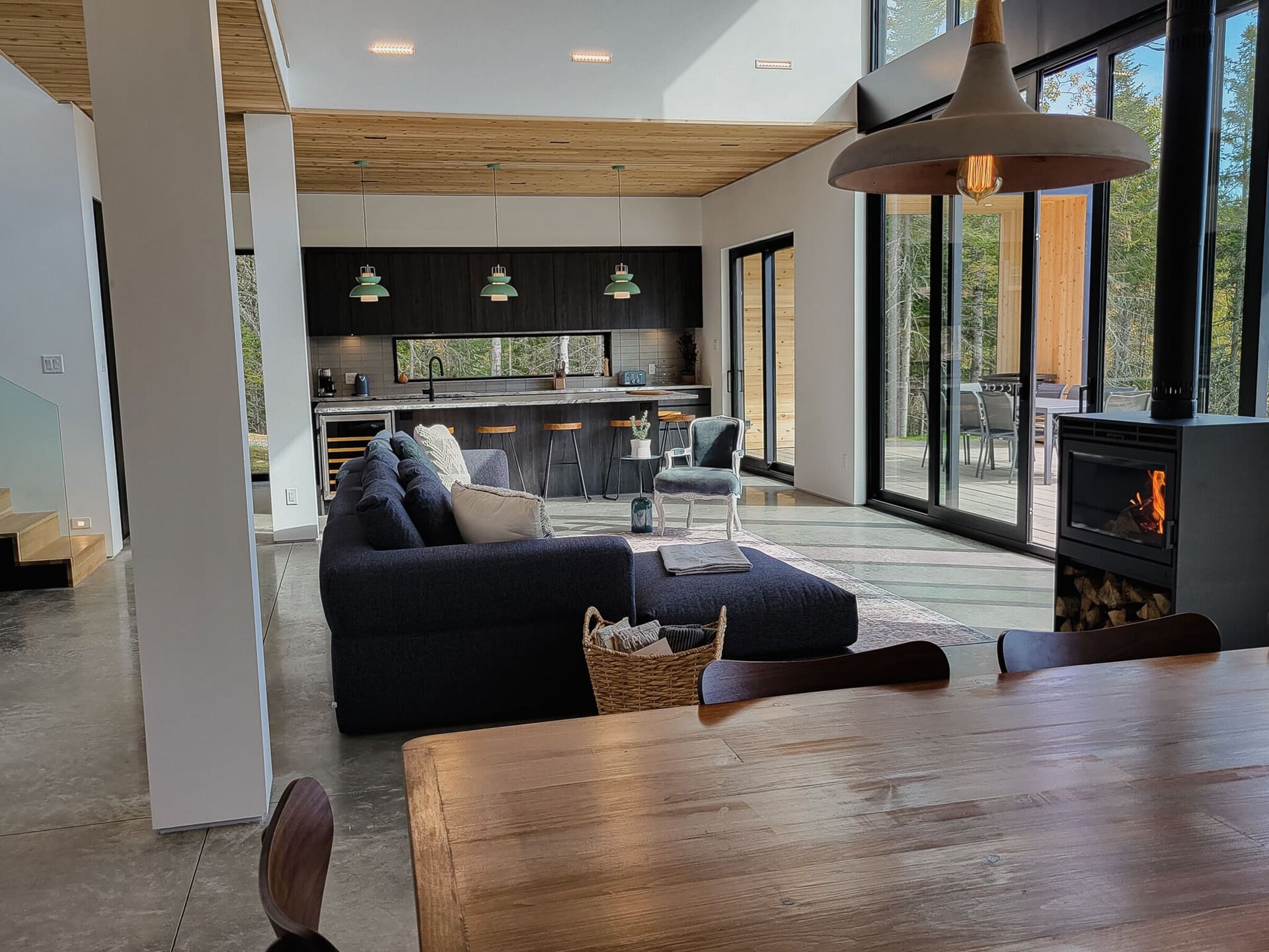 Salon à aire ouverte vu en plongée, Villa Le Ruisseau, Charlevoix