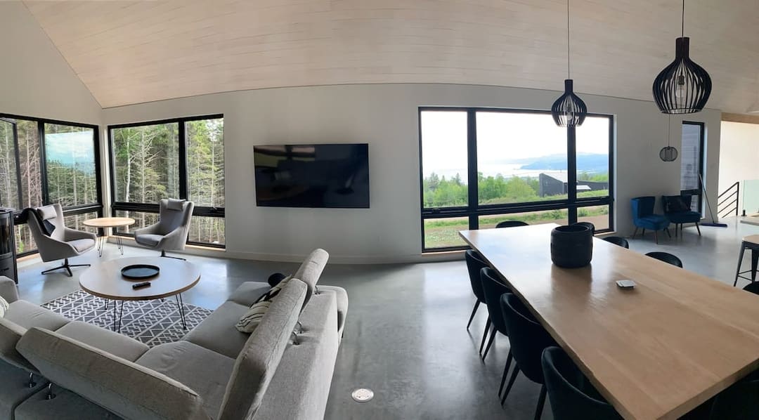 Vue panoramique salon-salle à manger des Thermes avec fleuve, Cap-à-l'Aigle