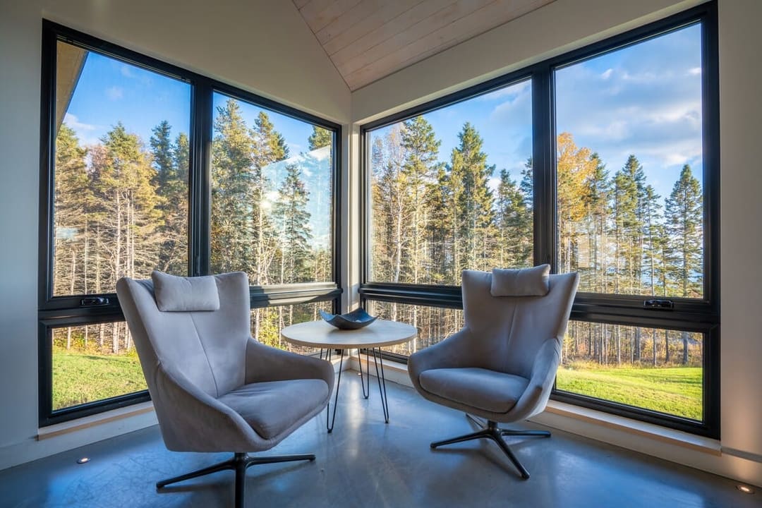 Coin lecture en angle avec vue forêt automnale, Les Thermes