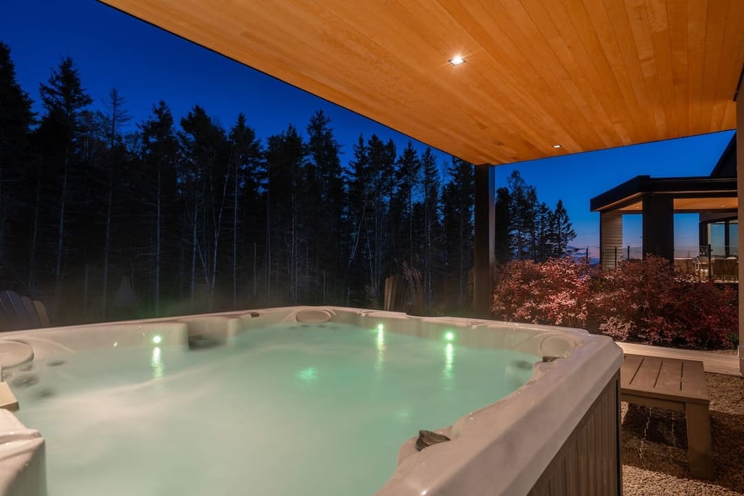 Private outdoor spa at night, in-chalet wellness, Cap-à-l'Aigle, Charlevoix