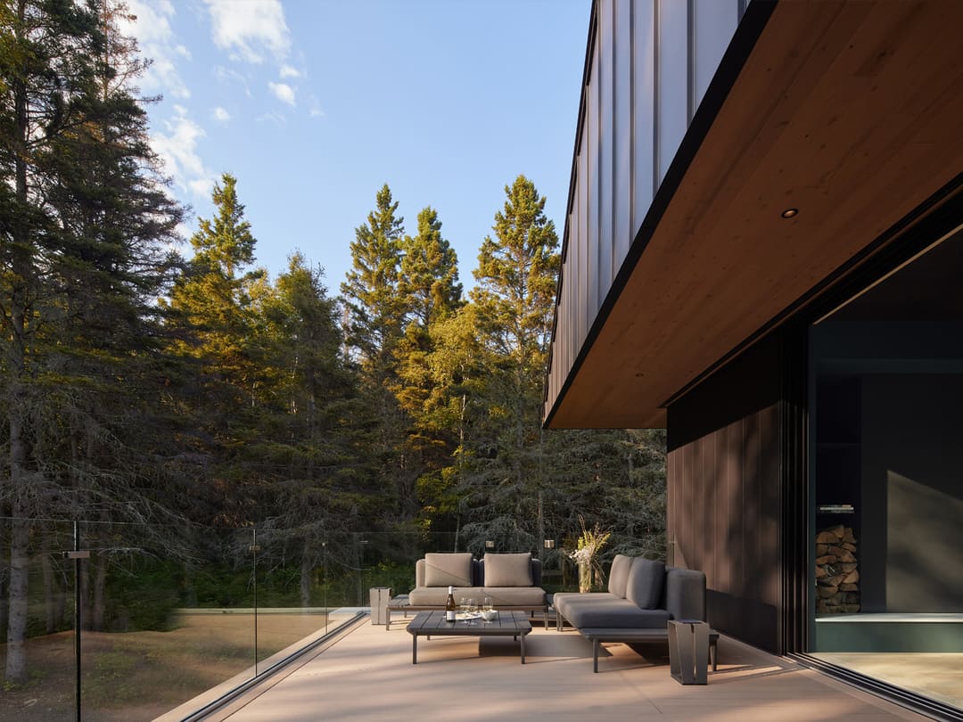 Side facade in wood and dark cladding, Villa Luce, Charlevoix