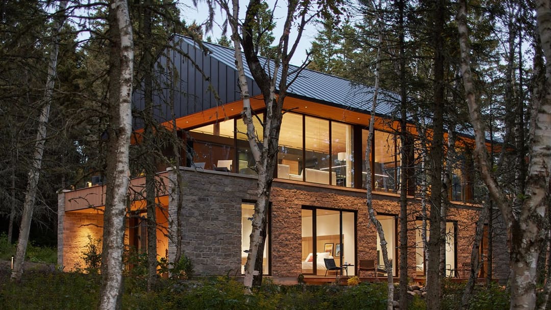 Villa Luce - Villa d'architecture à La Malbaie, nichée entre deux massifs de pierre, avec vue sur le fleuve et accès à une piscine partagée, Charlevoix Quebec