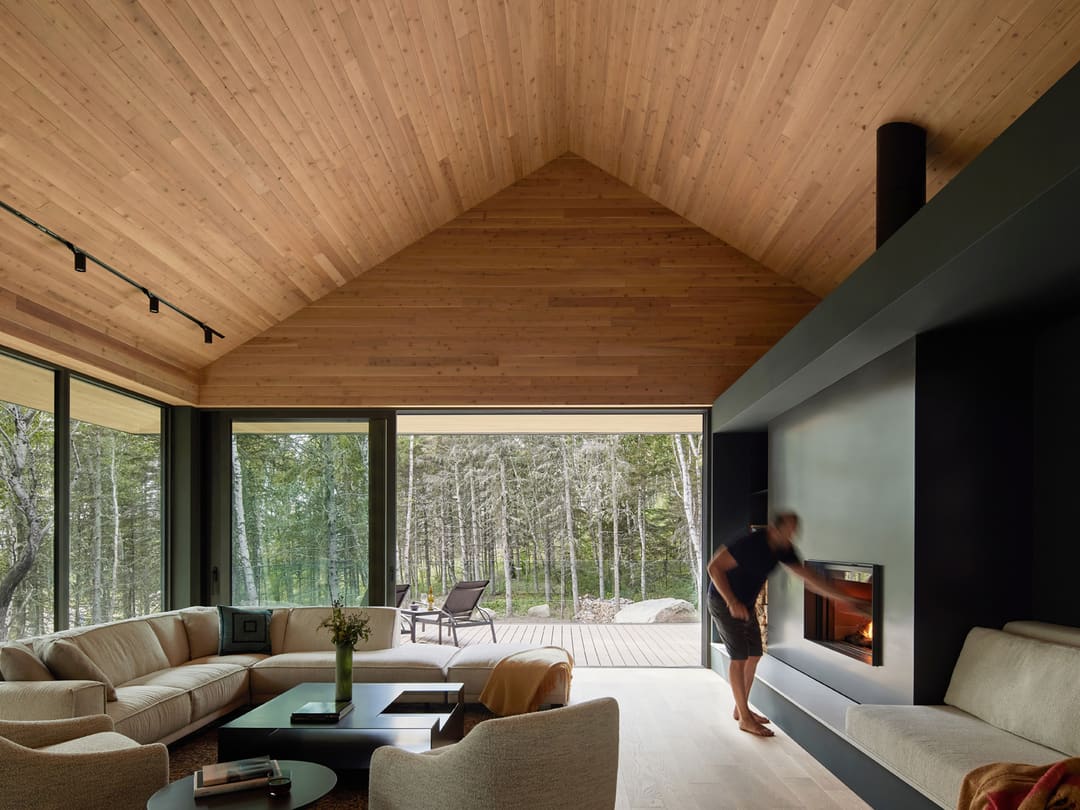 Open-plan living room with forest view, Villa Luce, Charlevoix